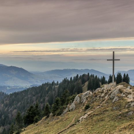 Une croix chrétienne au sommet d'une colline et arbres